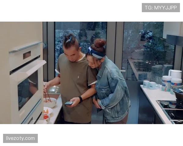 刘璇一张图：训练场的铁血脸和度假贵妇的早午餐，普通人心态崩了